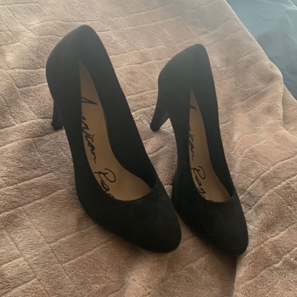 Cute black pumps that sadly don’t fit me anymore :(